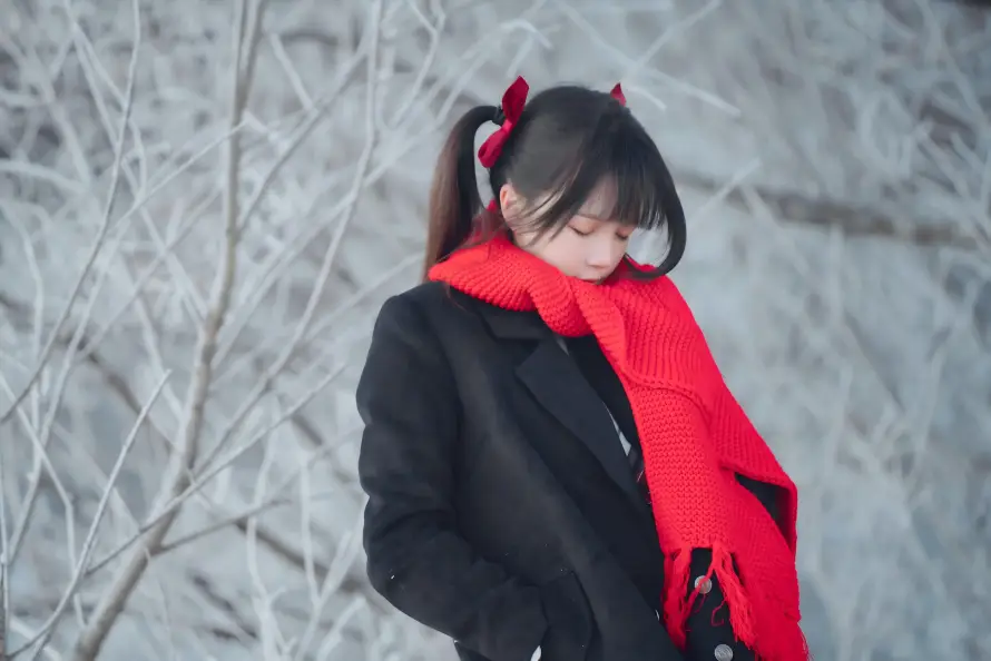 4k冬日壁纸 - 女孩 - 户外 - 雪地「哲风壁纸」