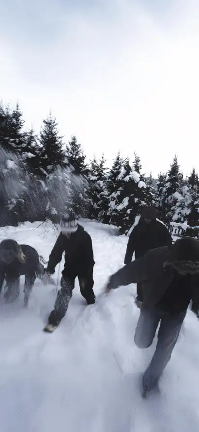4k人群壁纸 - 冬季 - 奔跑 - 寒冷「哲风壁纸」