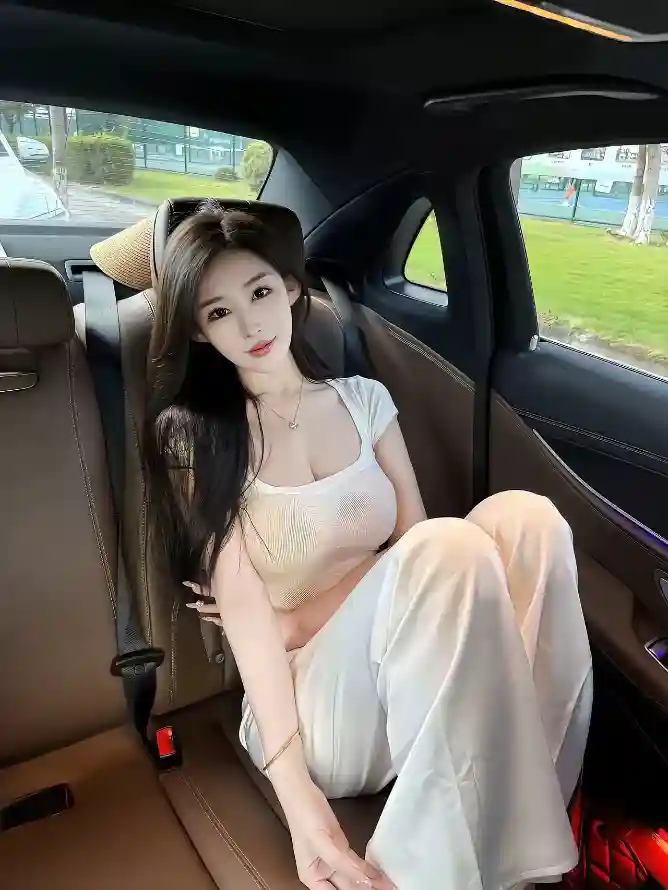 4k壁纸壁纸 - 美女 - 优雅坐姿 - 户外草地「哲风壁纸」