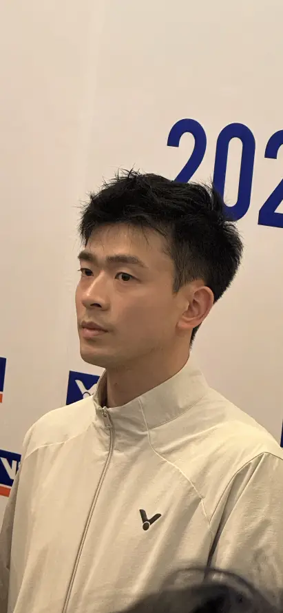 4k郑思维壁纸 - 体育明星 - 白色外套 - 短发造型「哲风壁纸」