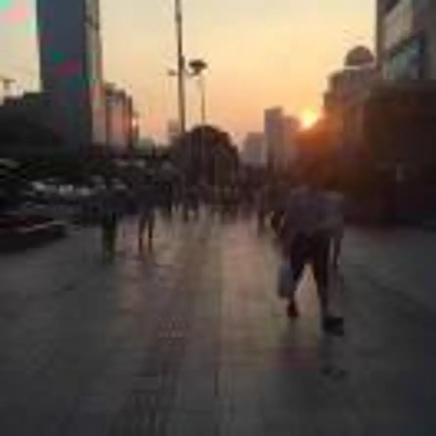 A整个末日看日出的头像