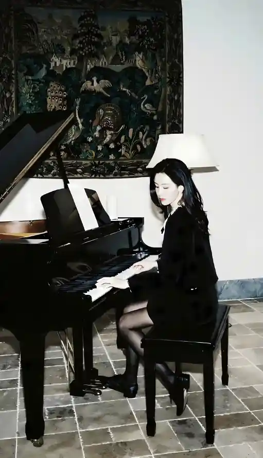 4k优雅壁纸 - 台灯 - 坐姿 - 室内「哲风壁纸」