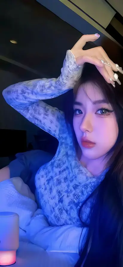 4k偏蓝壁纸 - 卧姿 - 深景 - 美女「哲风壁纸」