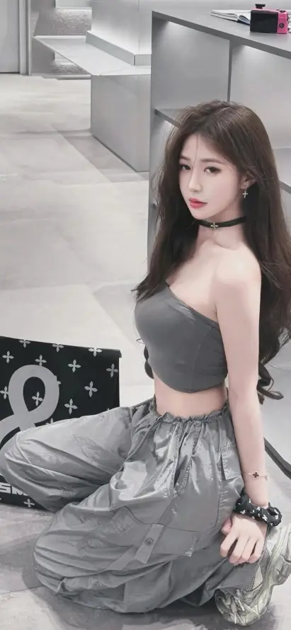 4k美女壁纸 - Ios - 坐姿美女 - 室内背景「哲风壁纸」