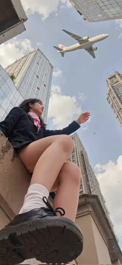 4k坐姿壁纸 - 城市 - 天空 - 女孩「哲风壁纸」