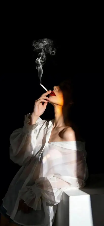 4k光影壁纸 - 性感 - 抽烟 - 时尚「哲风壁纸」