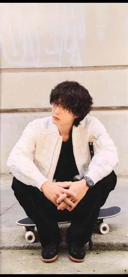 4k坐姿壁纸 - 手表 - 滑板 - 短发「哲风壁纸」