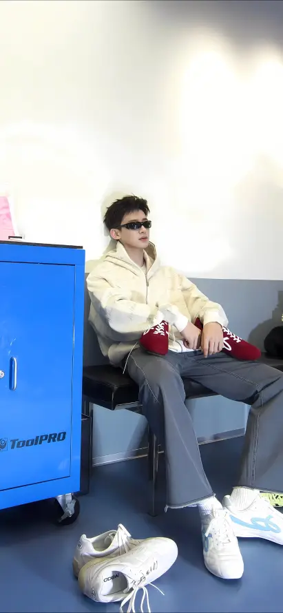 4k坐姿壁纸 - 时尚 - 休闲装 - 大长腿「哲风壁纸」