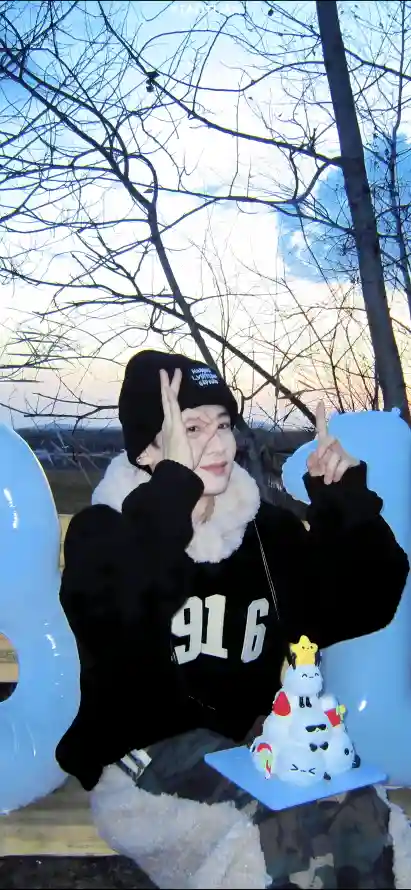 4k休闲壁纸 - 坐姿 - 帽子 - 户外「哲风壁纸」