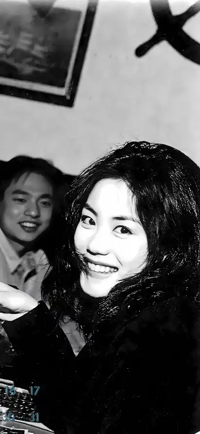 4k微笑壁纸 - 王菲 - 简约 - 人物写真「哲风壁纸」