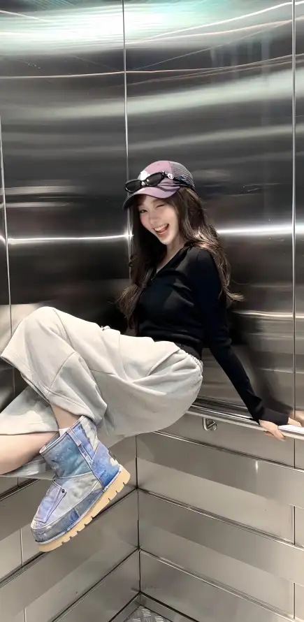 4k休闲壁纸 - 坐姿 - 时尚 - 电梯「哲风壁纸」