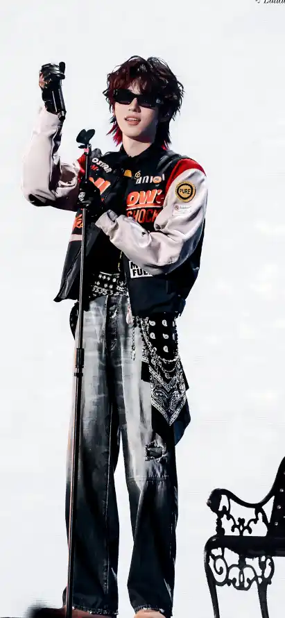 4k墨镜壁纸 - 手套 - 宋亚轩 - 机车服「哲风壁纸」