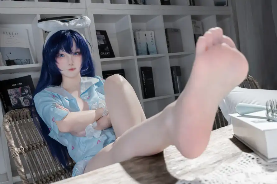 8k书架壁纸-室内场景 - 赤脚-慵懒姿态免费下载「哲风壁纸」