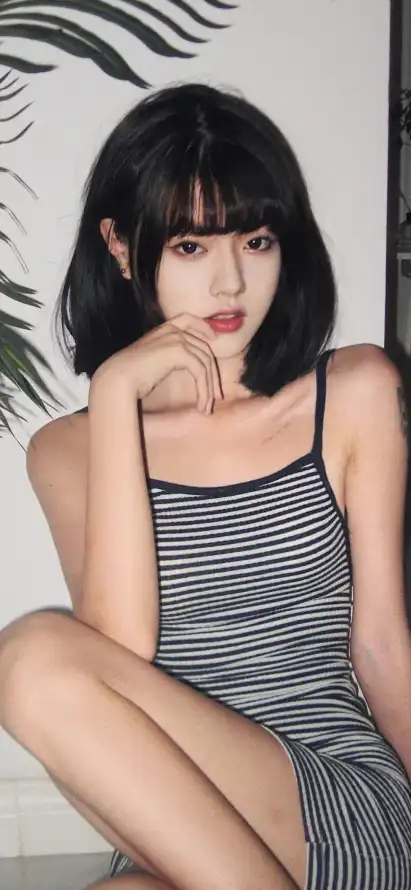 4k坐姿壁纸 - 红唇 - 女性写真 - 室内绿植「哲风壁纸」