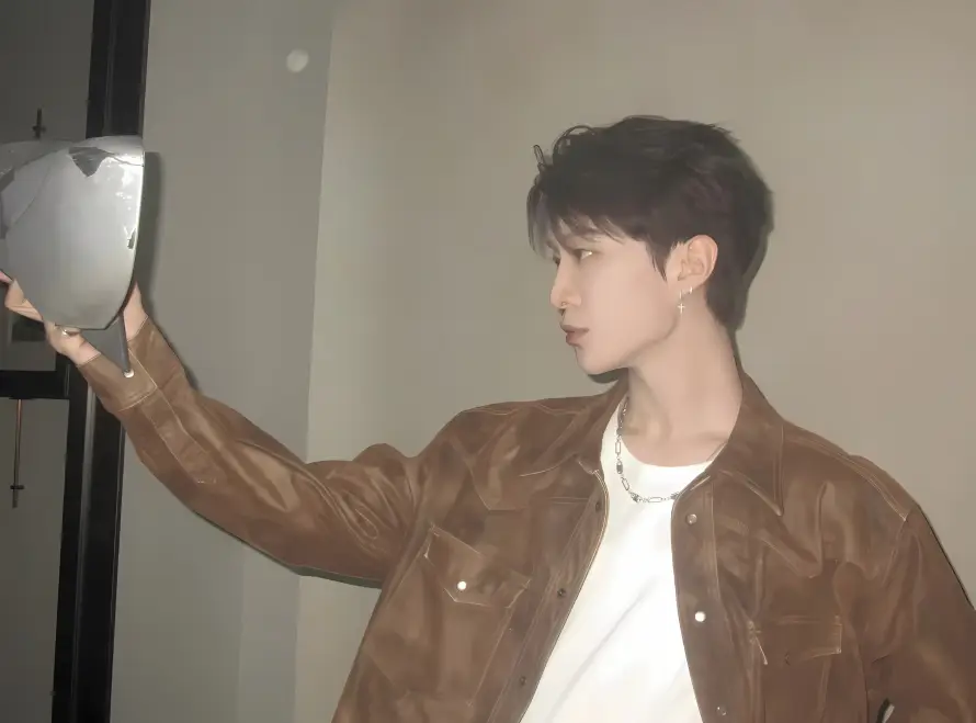 4k侧身壁纸 - 范丞丞 - 休闲风格 - 室内背景「哲风壁纸」