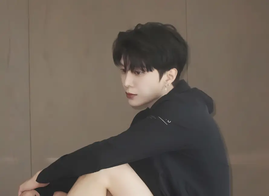 4k休闲壁纸 - 偶像 - 坐姿 - 帅气「哲风壁纸」