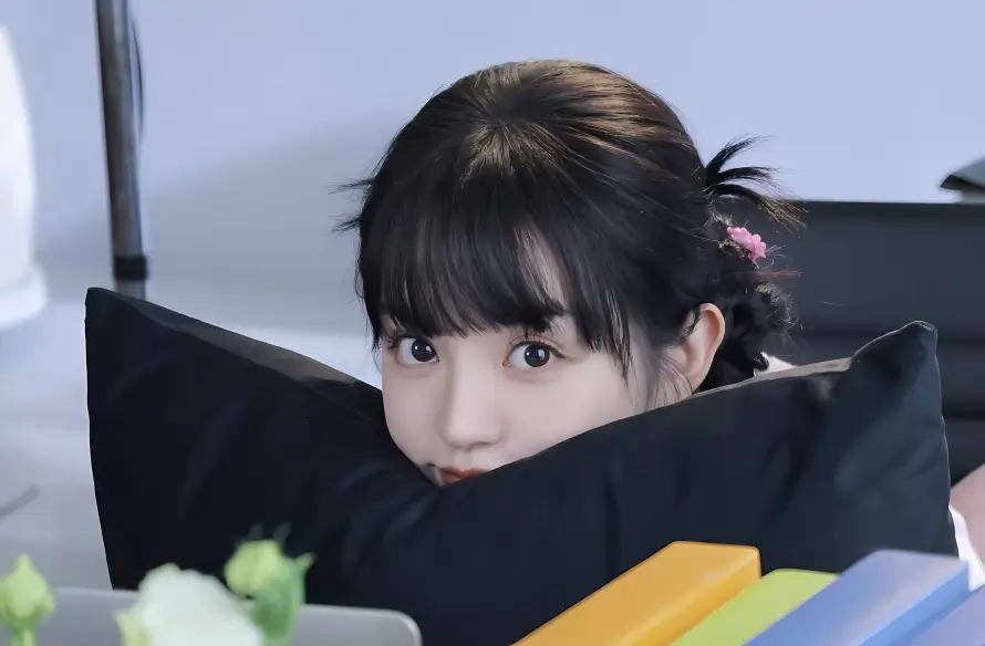 4k可爱壁纸 - 室内 - 少女 - 抱枕「哲风壁纸」