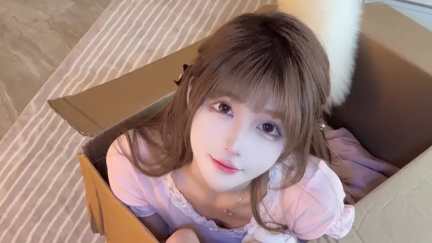 6k可爱壁纸-毛绒尾巴与室内-粉色衣服热门的壁纸「哲风壁纸」