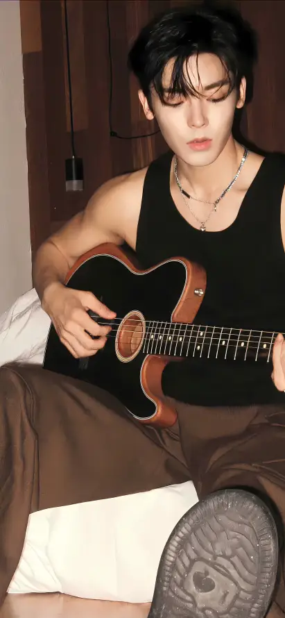 4k休闲壁纸 - 吉他 - 坐姿 - 室内「哲风壁纸」