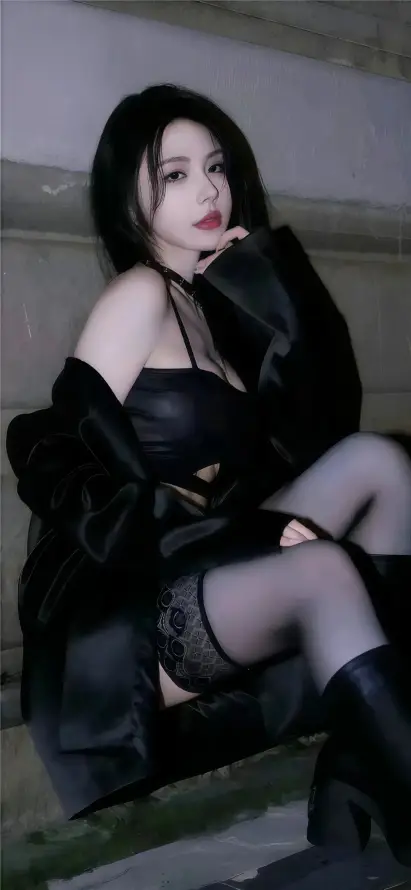 4k坐姿壁纸 - 夜景 - 女性 - 室内「哲风壁纸」