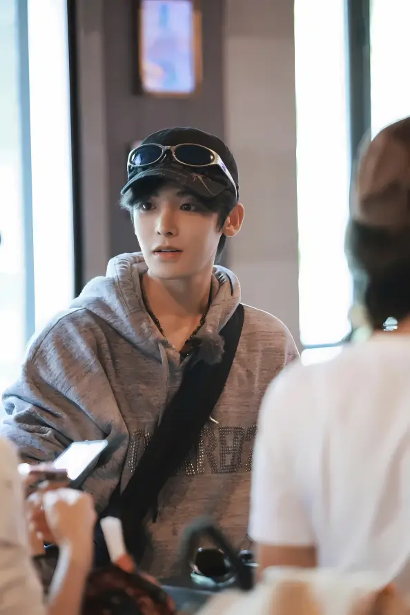 4k互动壁纸 - 人群 - 墨镜 - 帽子「哲风壁纸」