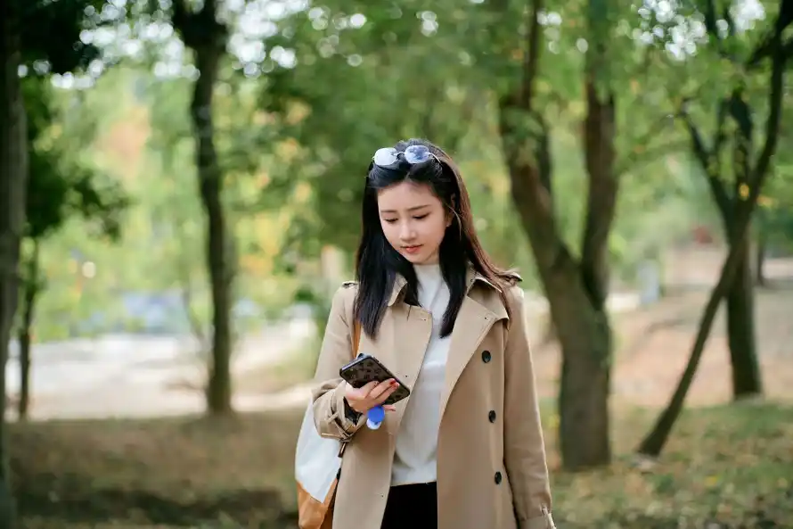 4k休闲壁纸 - 墨镜 - 女子 - 户外「哲风壁纸」