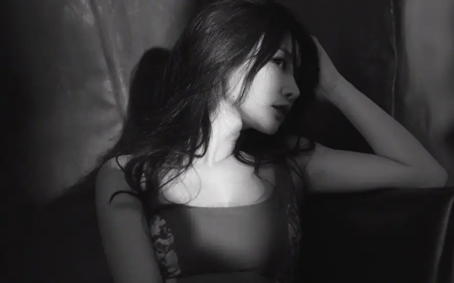 4k优雅壁纸 - 侧身 - 光影 - 单色「哲风壁纸」