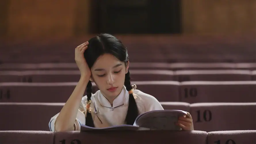 2k周也壁纸-双马尾壁纸和学习-书香氛围免费下载「哲风壁纸」