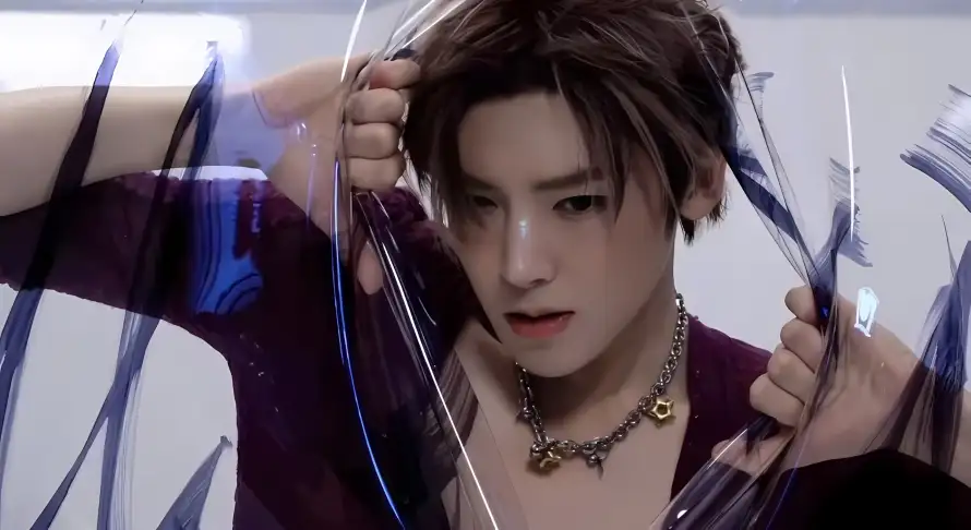 2k帅气壁纸-侯明昊 - 撕开-紫色衣服壁纸推荐「哲风壁纸」