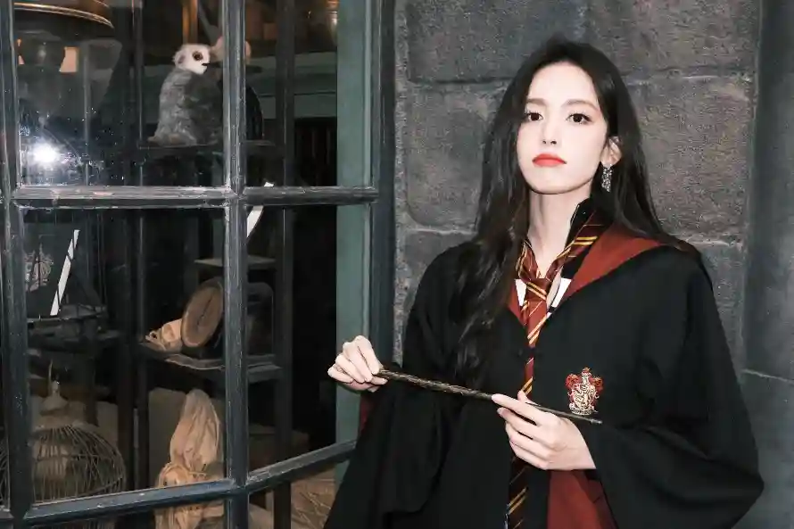 4k橱窗壁纸 - 魔杖 - 女明星 - 学院服「哲风壁纸」