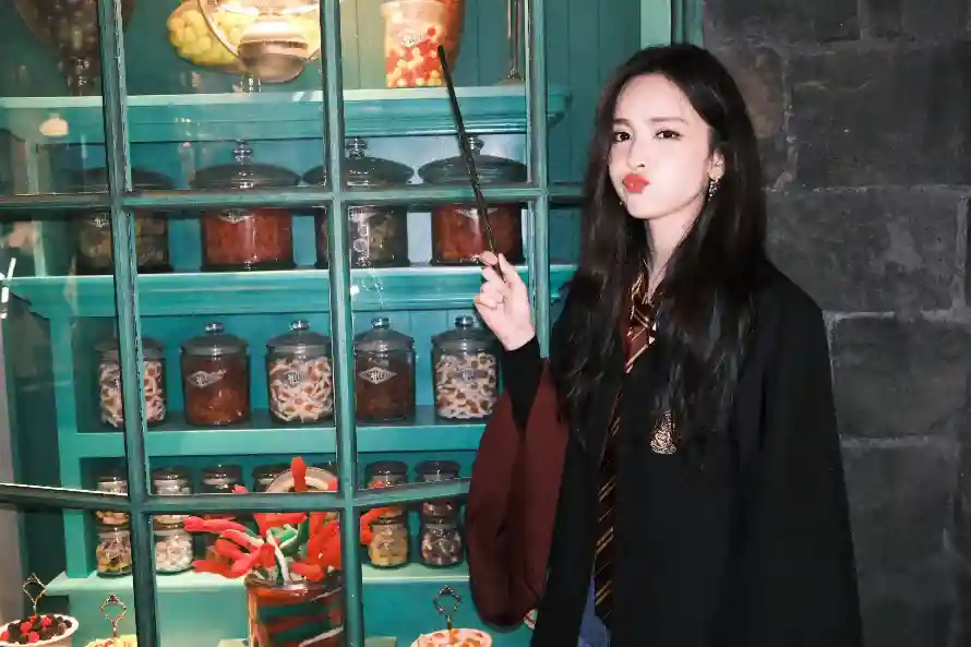 4k红唇壁纸 - 长发 - 魔杖 - 女明星「哲风壁纸」