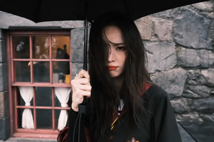 4k复古壁纸 - 撑伞 - 时尚 - 石墙「哲风壁纸」