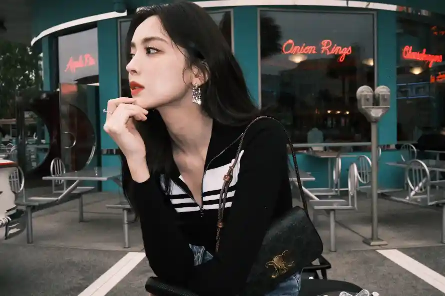 4k休闲壁纸 - 夜景 - 户外 - 红唇「哲风壁纸」