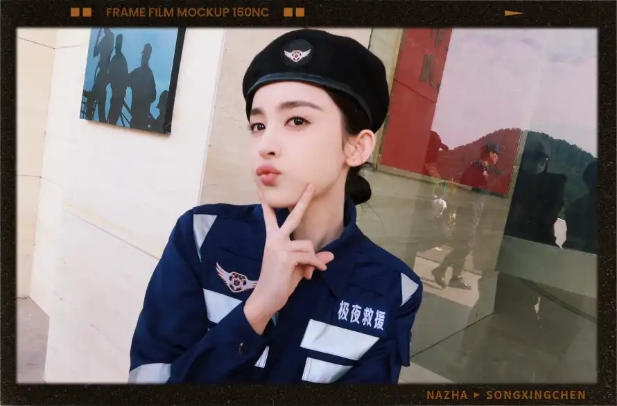 4k制服壁纸 - 女明星 - 人物写真 - 俏皮手势「哲风壁纸」