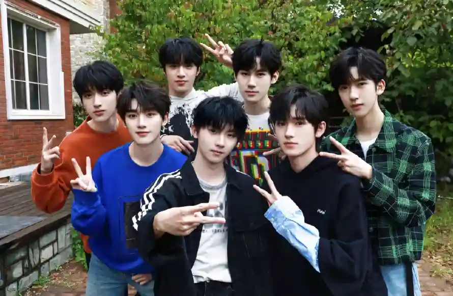 4k卫衣壁纸 - 少年 - 户外 - 房屋「哲风壁纸」