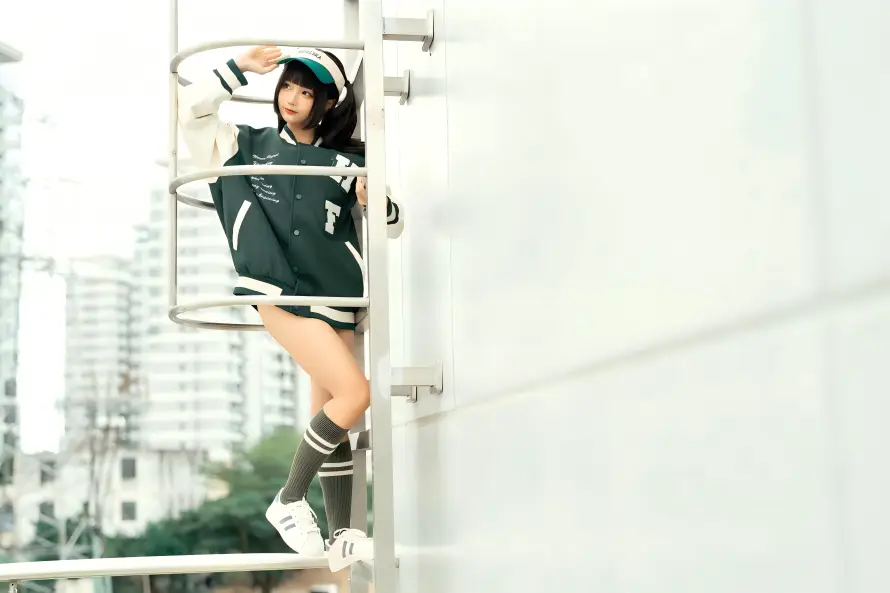 4k女孩壁纸 - 帽子 - 建筑 - 户外「哲风壁纸」