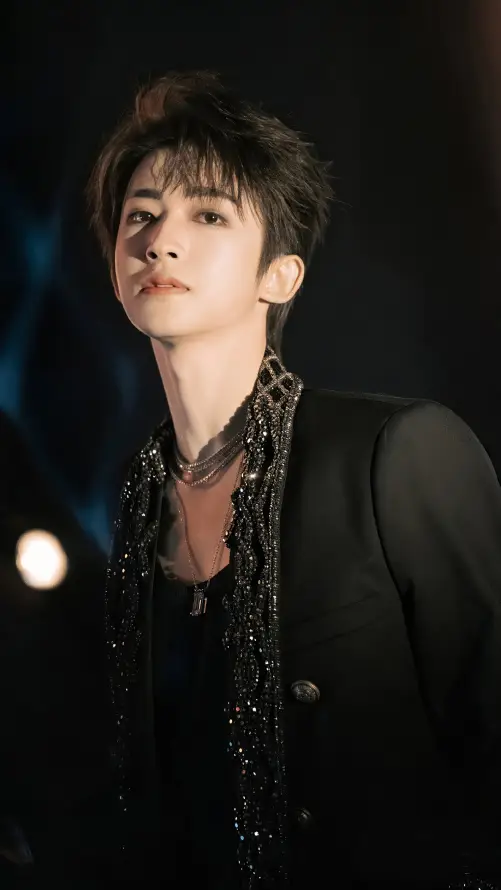 4k项链壁纸 - 明星 - 帅气 - 灯光「哲风壁纸」