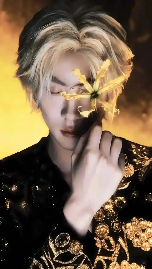 4k金发壁纸 - 手持花 - 暖色调 - 田栩宁「哲风壁纸」