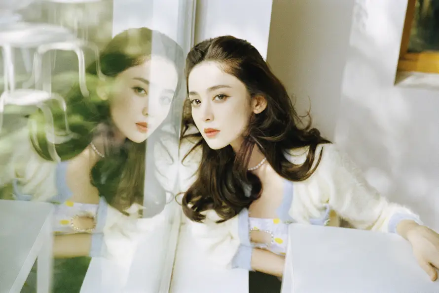 4k优雅壁纸 - 卷发 - 室内 - 时尚「哲风壁纸」