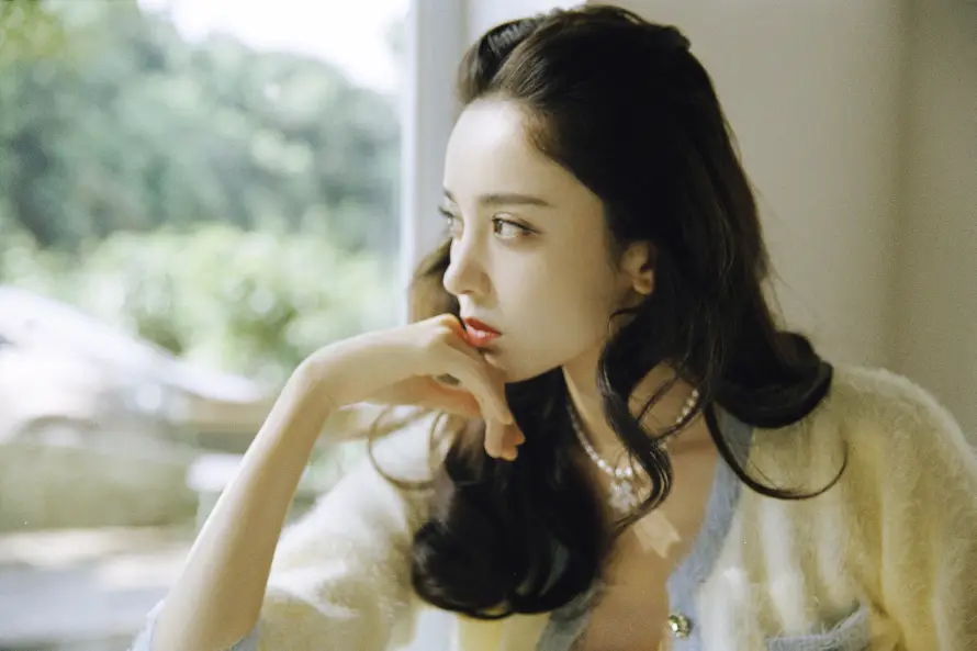 4k休闲壁纸 - 优雅 - 室内 - 托腮「哲风壁纸」