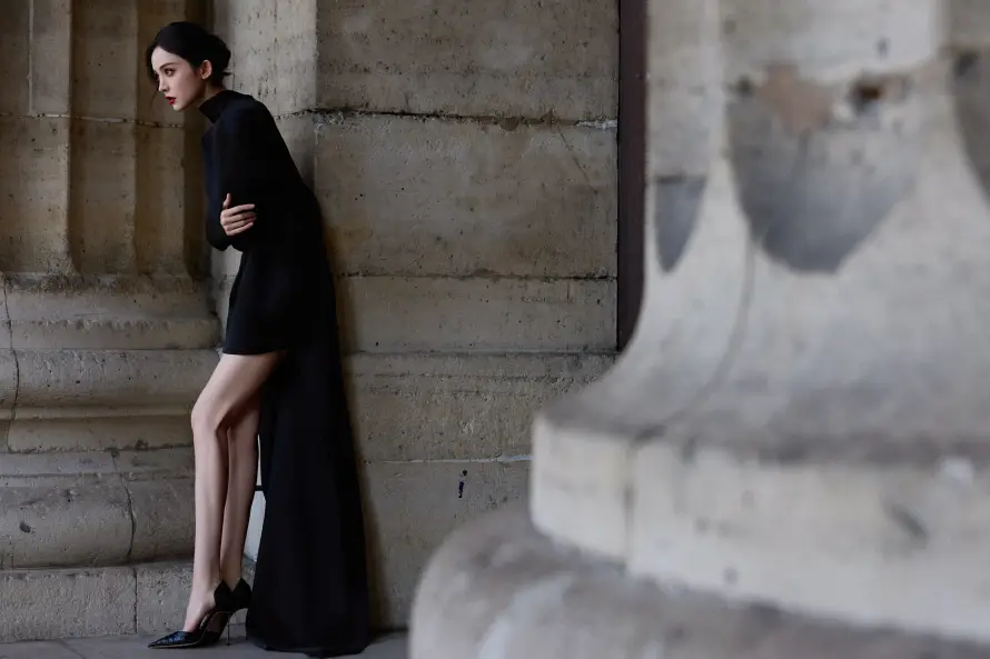 4k优雅壁纸 - 侧身 - 时尚 - 模特「哲风壁纸」