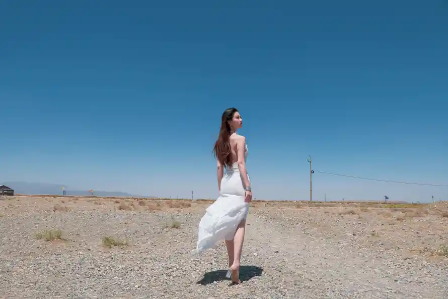 3k开阔壁纸-高跟鞋壁纸和戈壁-白衣女子免费下载「哲风壁纸」