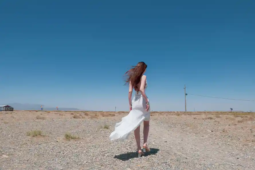 4k女子壁纸 - 风 - 户外 - 晴朗「哲风壁纸」