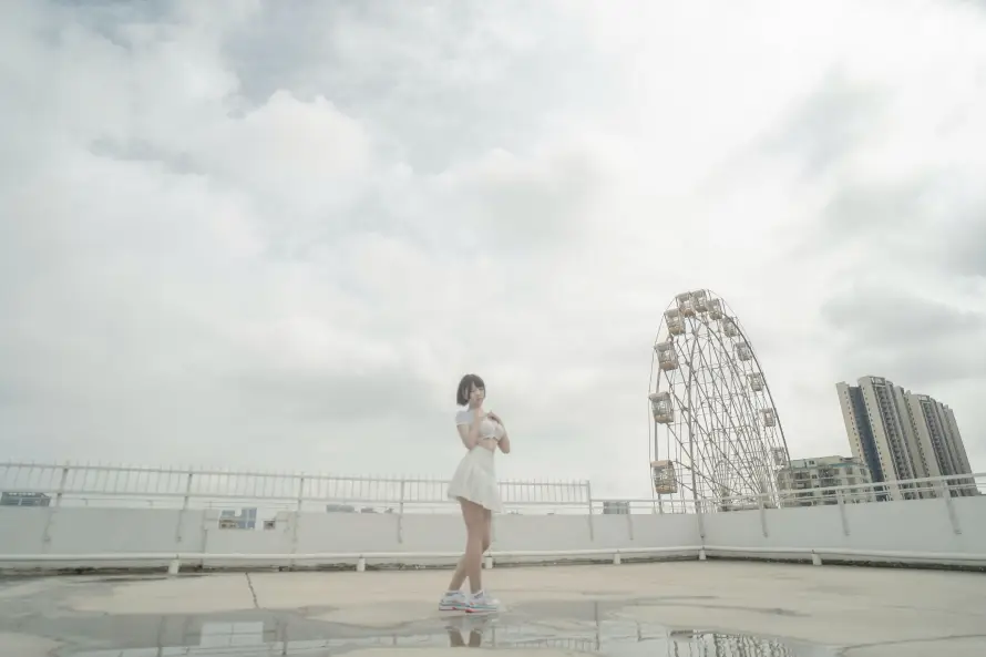 4k天台壁纸 - 女孩 - 积水 - 阴天「哲风壁纸」