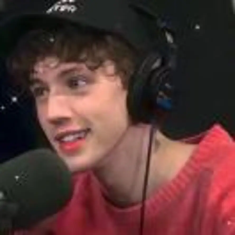 大宇牵着一条狗的头像