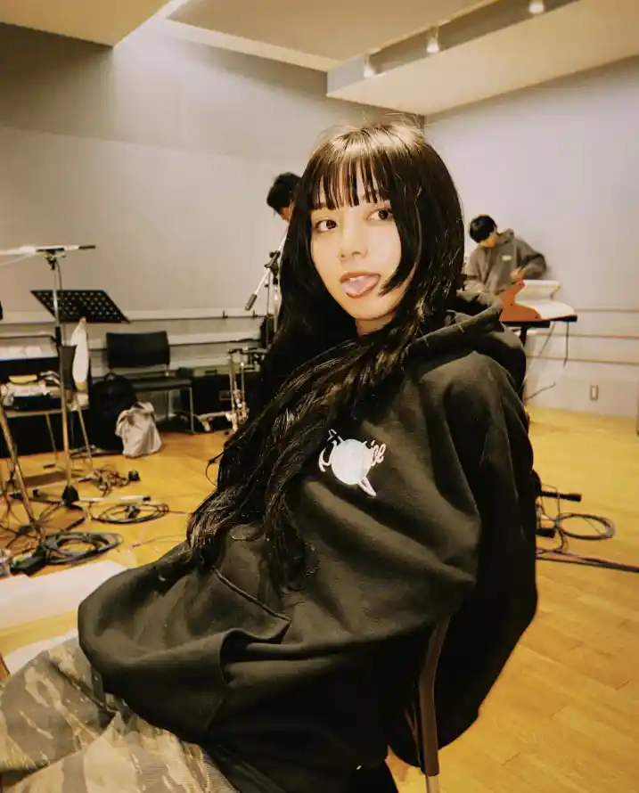 4k乐器壁纸 - 坐姿 - 搞怪 - 日系「哲风壁纸」