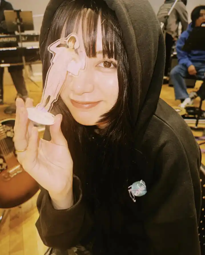 4k可爱壁纸 - 微笑 - 短发 - 乐器背景「哲风壁纸」