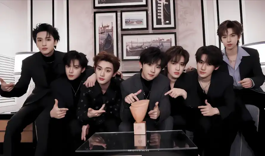 4k合影壁纸-丁程鑫壁纸和奖杯-室内背景壁纸分享「哲风壁纸」