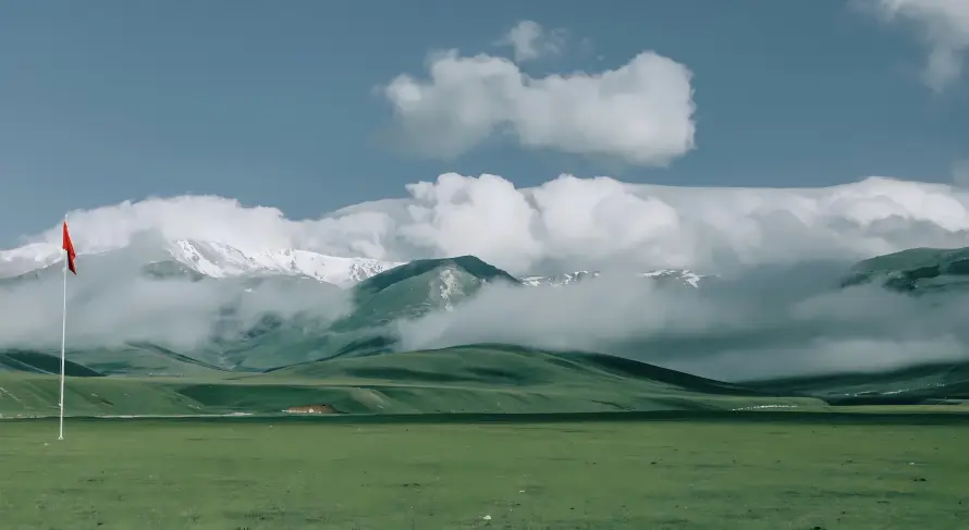 4k云朵壁纸 - 山脉 - 晴空 - 红旗「哲风壁纸」