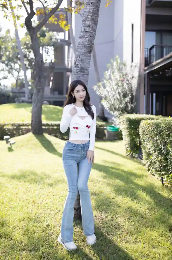 4k建筑壁纸 - 户外 - 阳光 - 美女「哲风壁纸」